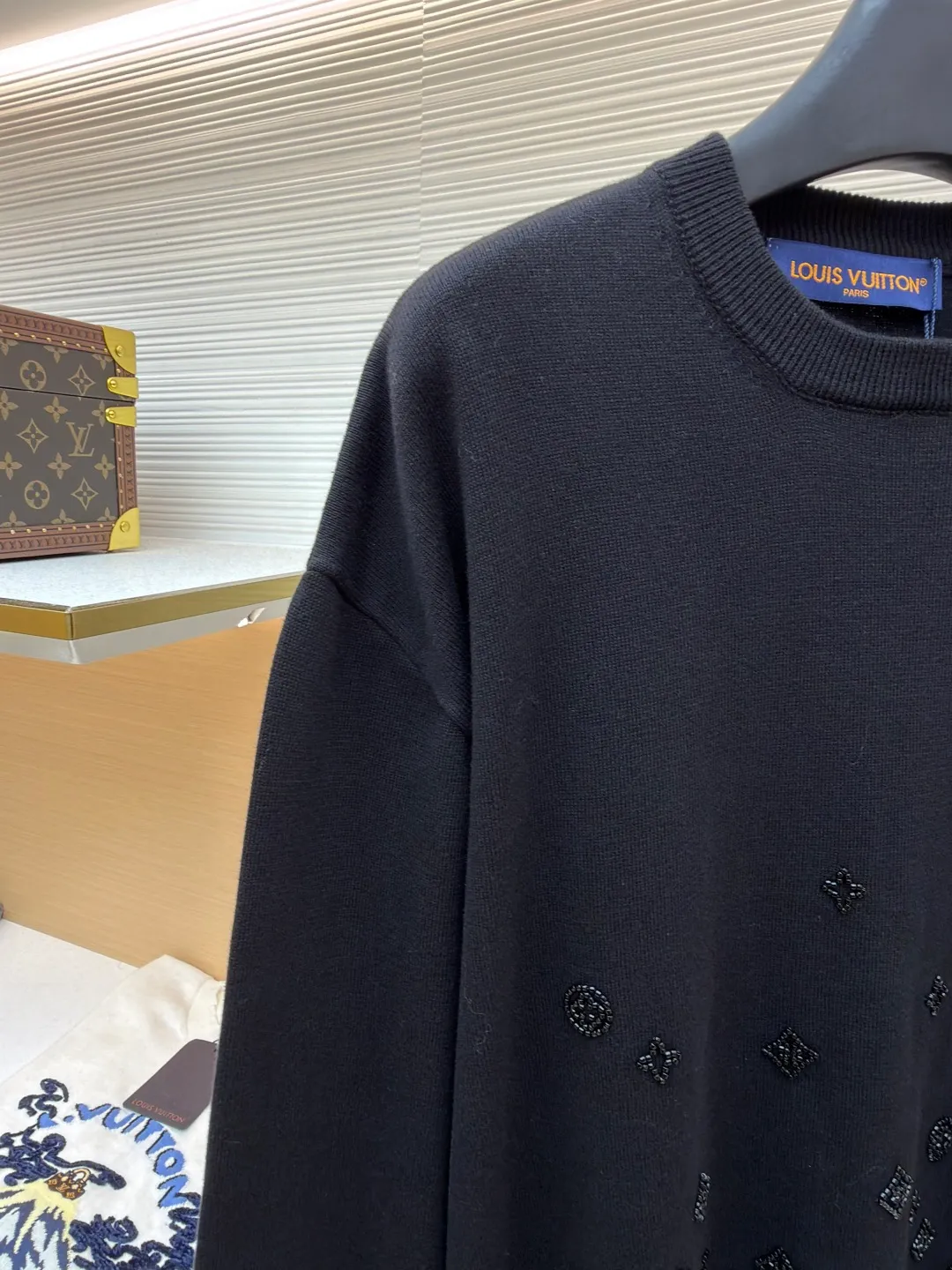 LOUIS VUITTON gradient beaded knitted pullover ●Original version: Purchased and developed at 20700 ●Item number: 1681606-B40 ●Fabric: wool blended fabric ●Technology: knitted ●Color: black ●Version: fitted version ●Weight: about 480 grams ●Size: S-M-L-XL ●Description: Made of 50% wool, 50% cotton yarn. This fabric has a soft upper body, and the classic combination of wool and wool yarn presents a high-end style of ready-to-wear. The beads are connected by embroidery, computer-positioned embroidery is connected, and the knots are sewn by hand. Each pattern is positioned 1:1 according to the original version, and the size of each bead is consistent with the original version. Made from fine, responsibly sourced sheep wool, this crewneck is constructed with lustrous beading and features a Monogram pattern that fades upward from the hem, making it a casual yet sophisticated evening wear option. The overall wiring is straight and delicate, the fabric is comfortable and soft, and the color is consistent without color difference. It can be matched with the same style to create a fashionable look and control various occasions. Customized accessories, complete with three standards, same style for men and women!
